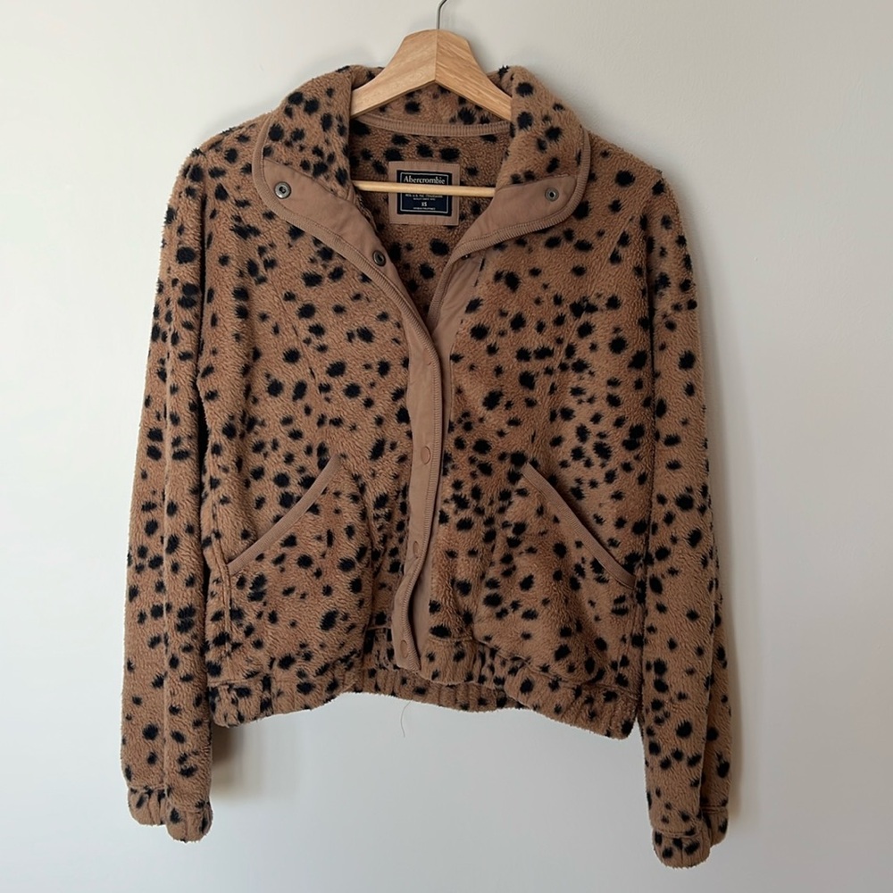 Abercrombie & Fitch | XS Leopard Fleece Button Jacket
